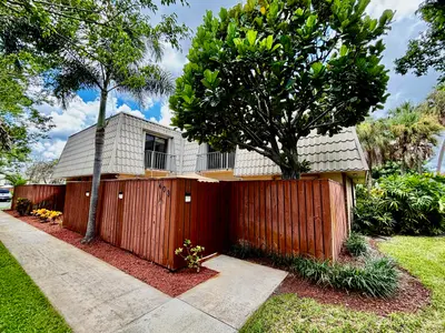 1700 Embassy Drive 403, West Palm Beach – Condominium for sale