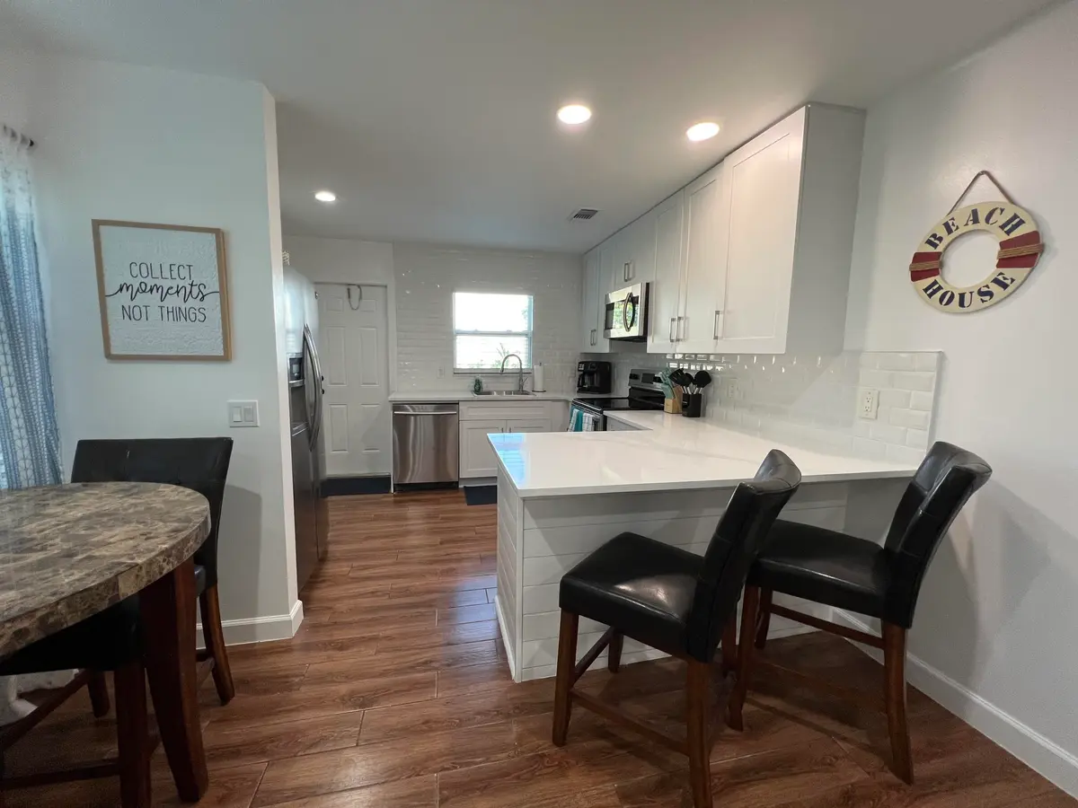 Dining at 4104 GARDEN Avenue, West Palm Beach