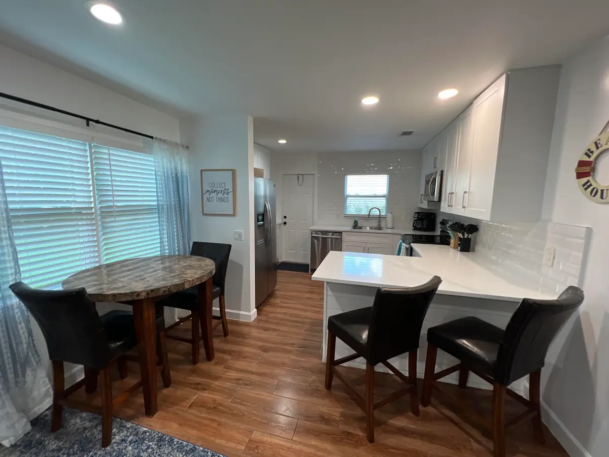 Dining at 4104 GARDEN Avenue, West Palm Beach