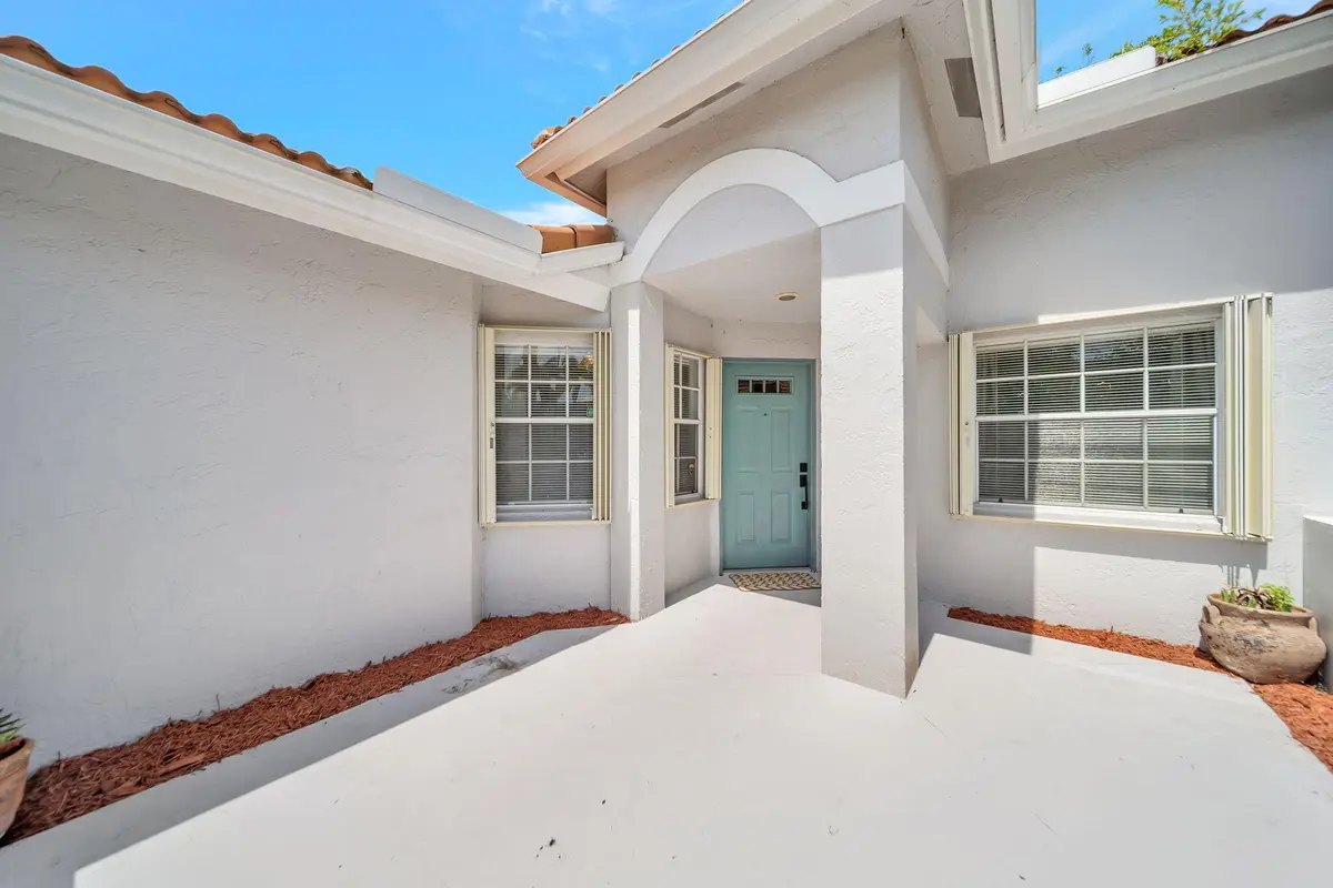 Courtyard entrance at 15136 W TRANQUILITY LAKE Drive, Delray Beach