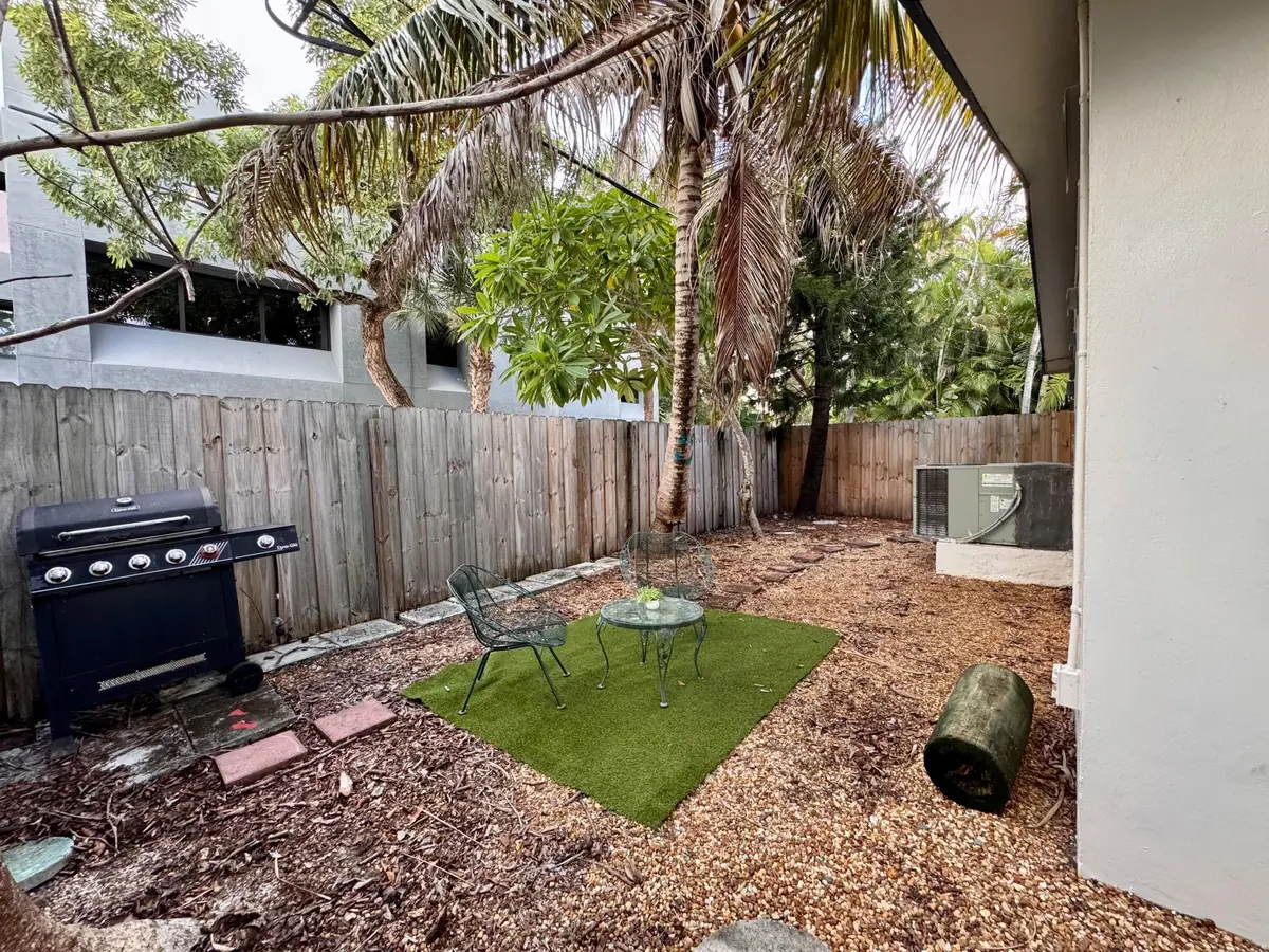 b8d01800-80aa-459f-896e-70349eb02b53 at 1213 SE 1ST Street 4, Fort Lauderdale