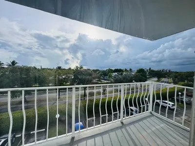 500 EXECUTIVE CENTER Drive 4A, West Palm Beach – Condominium for rent