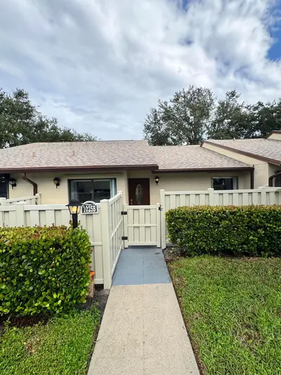 1025 Green Pine Boulevard B, West Palm Beach – Condominium for sale