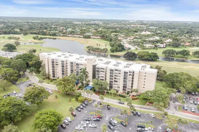 16300 Golf Club Road 114, Weston – Condominium for sale