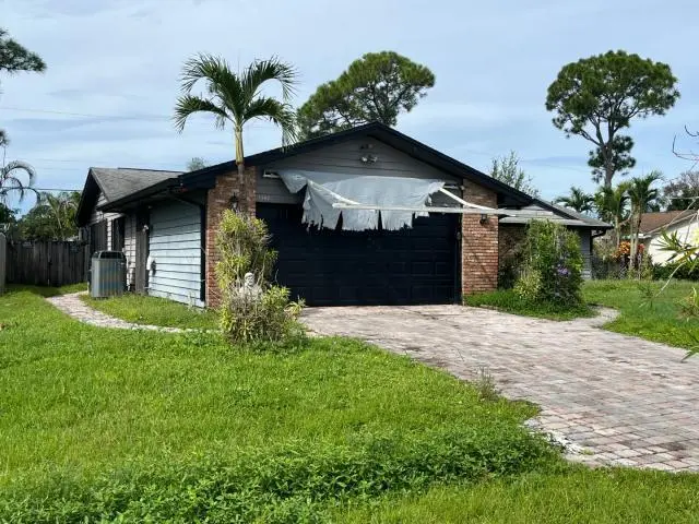 front left at 2562 SE Petit Lane, Port St. Lucie