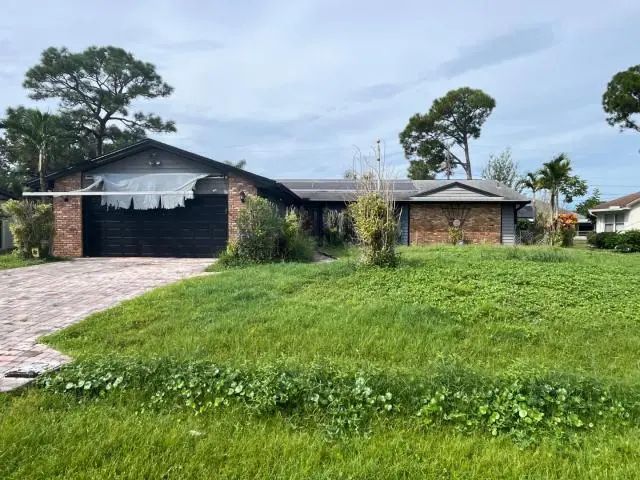 front at 2562 SE Petit Lane, Port St. Lucie