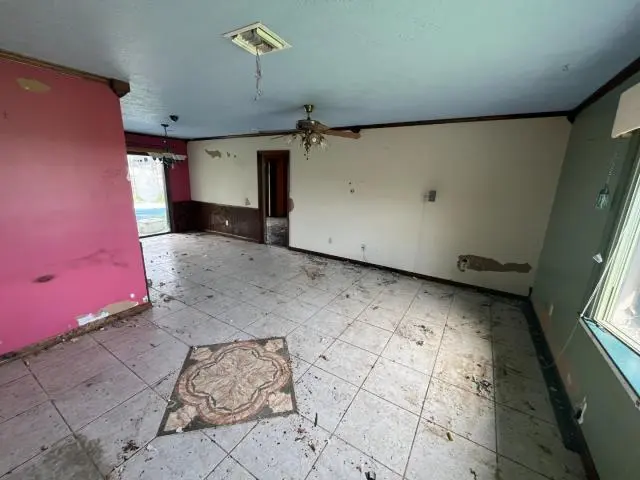 living at 2562 SE Petit Lane, Port St. Lucie
