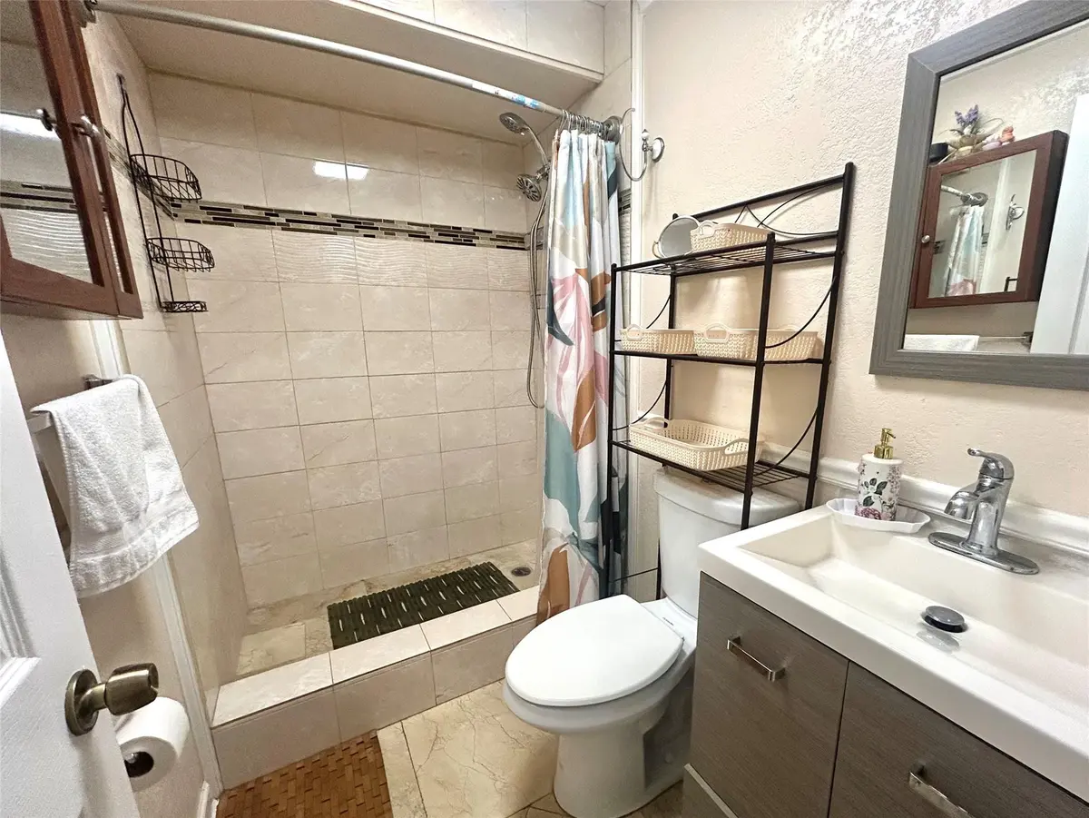 Shower at 6100 FOREST HILL Boulevard 101, West Palm Beach