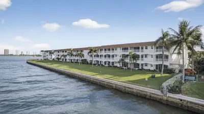 111 Shore Court 301, North Palm Beach – Condominium for sale