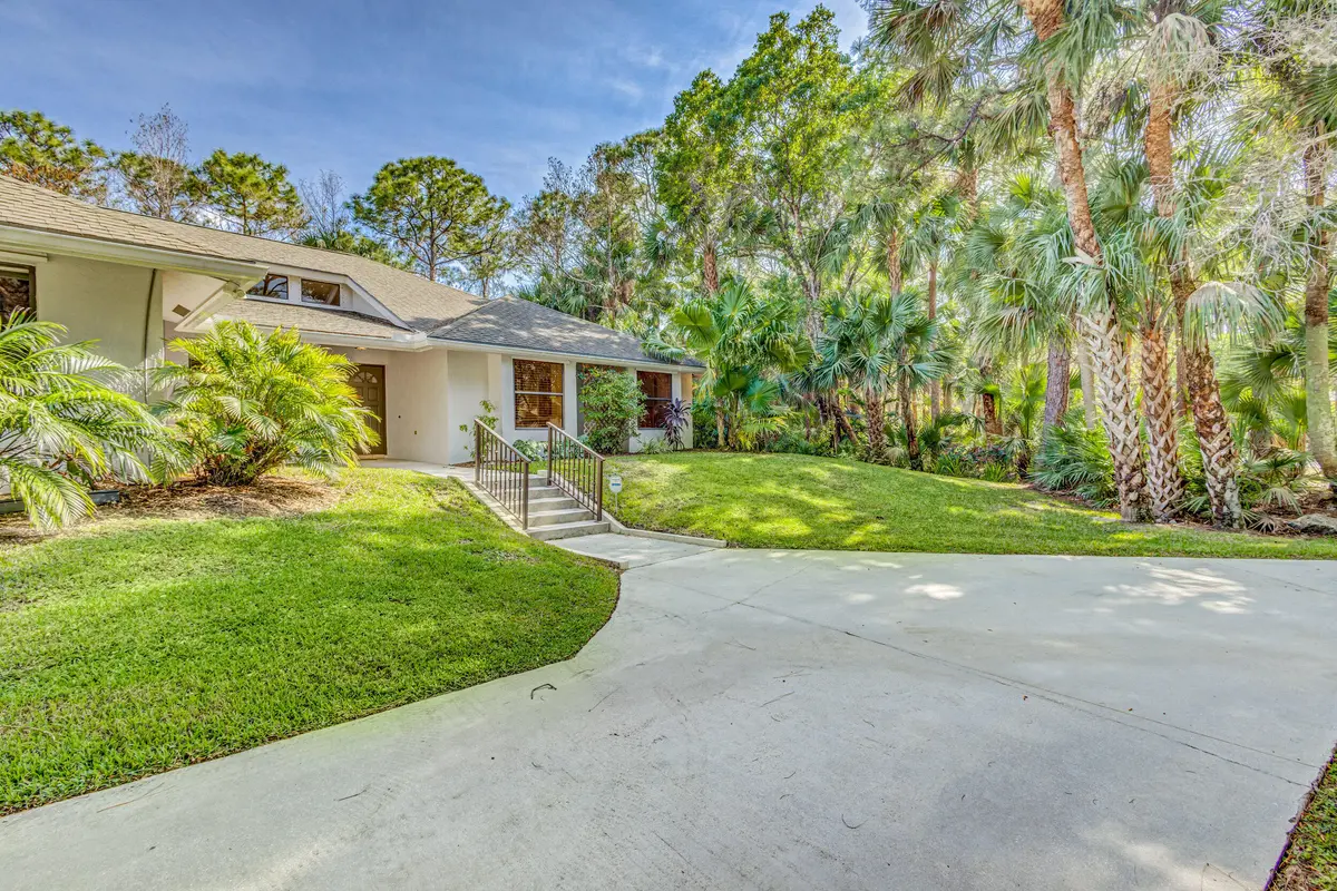 Rotary driveway at 8300 159th Court, Palm Beach Gardens