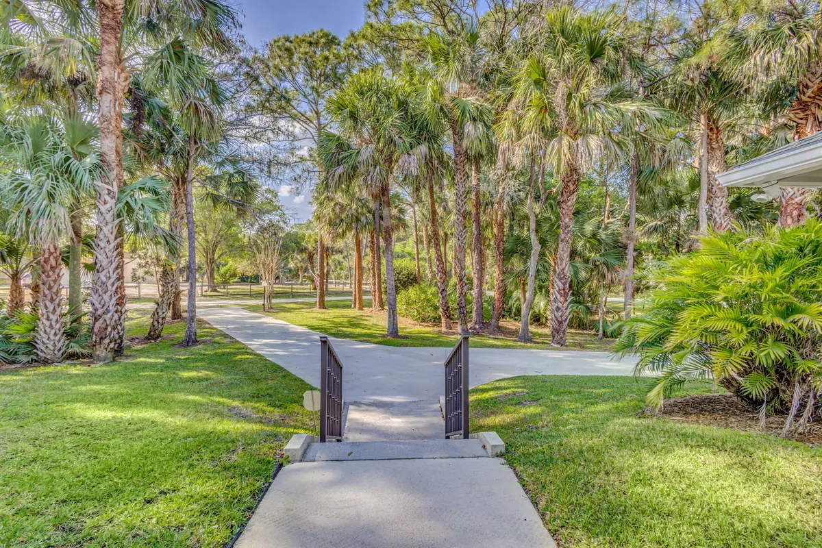 Rotary driveway at 8300 159th Court, Palm Beach Gardens