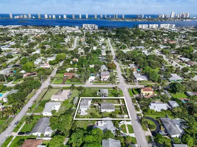 415 Greenbriar Drive, West Palm Beach – Triplex for sale