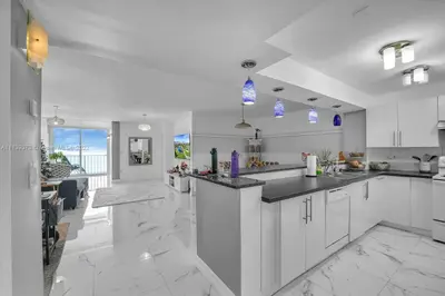 6450 COLLINS Avenue 704, Miami Beach – Condominium for sale