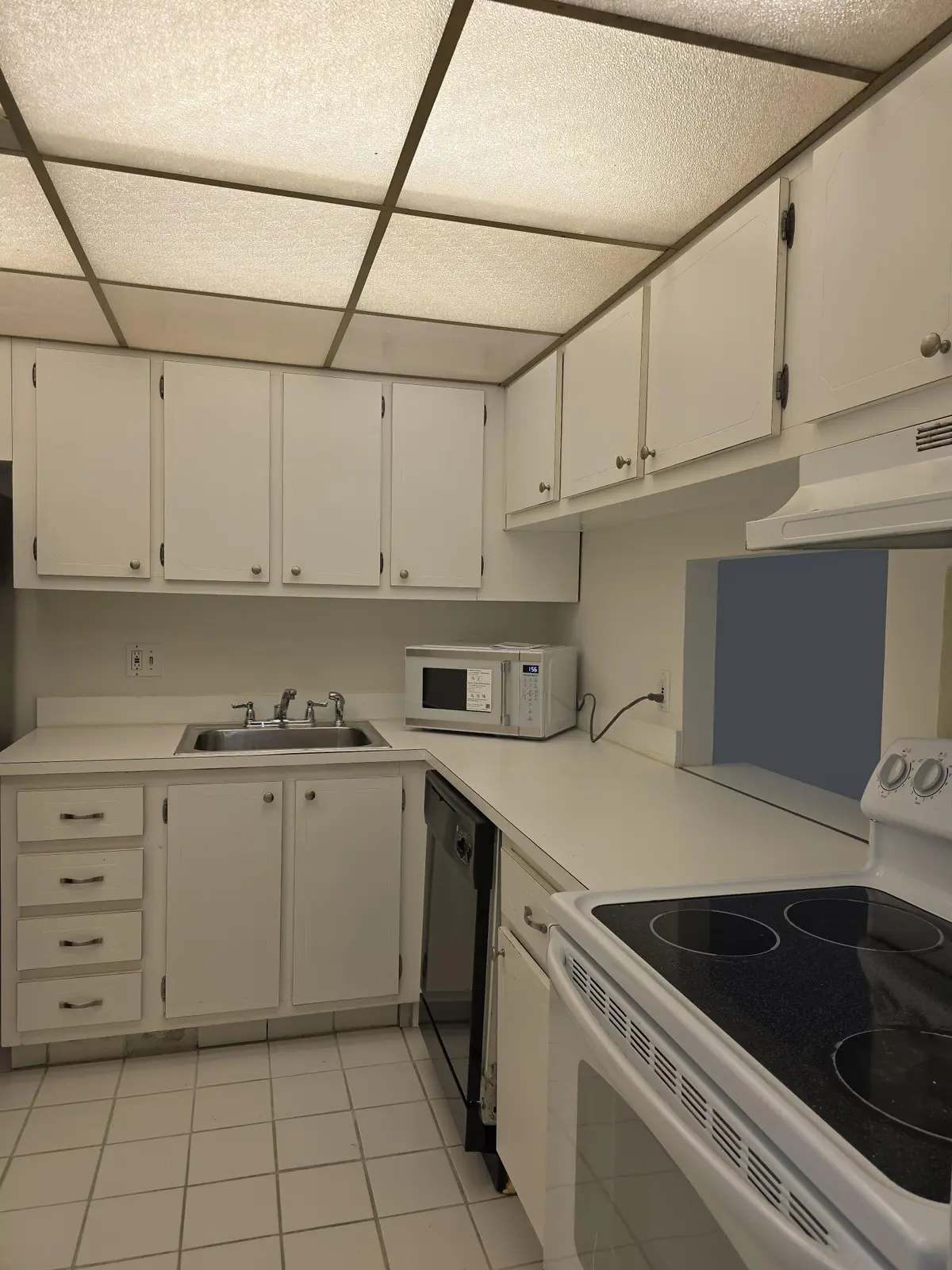KITCHEN at 470 EXECUTIVE CENTER Drive 2K, West Palm Beach