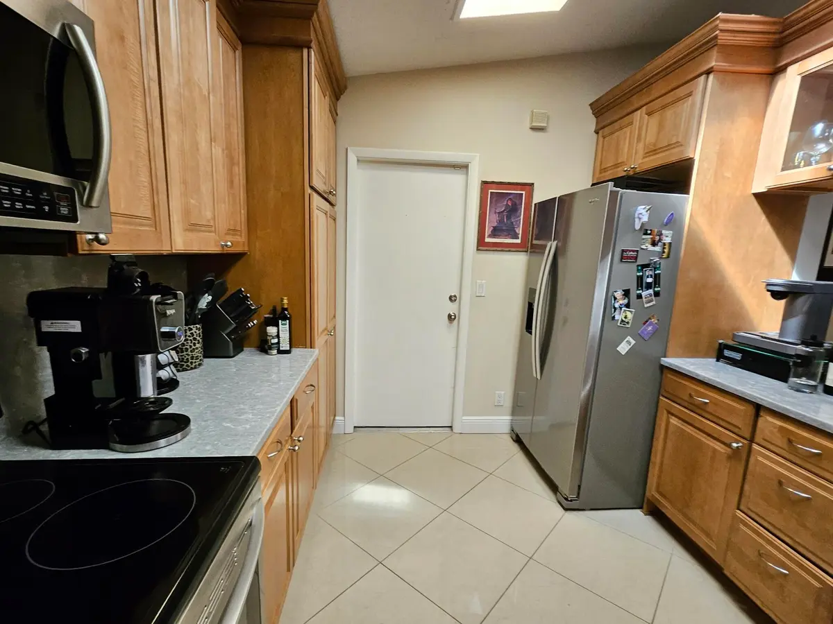 Modern Appliances at 10356 Sunstream Lane, Boca Raton
