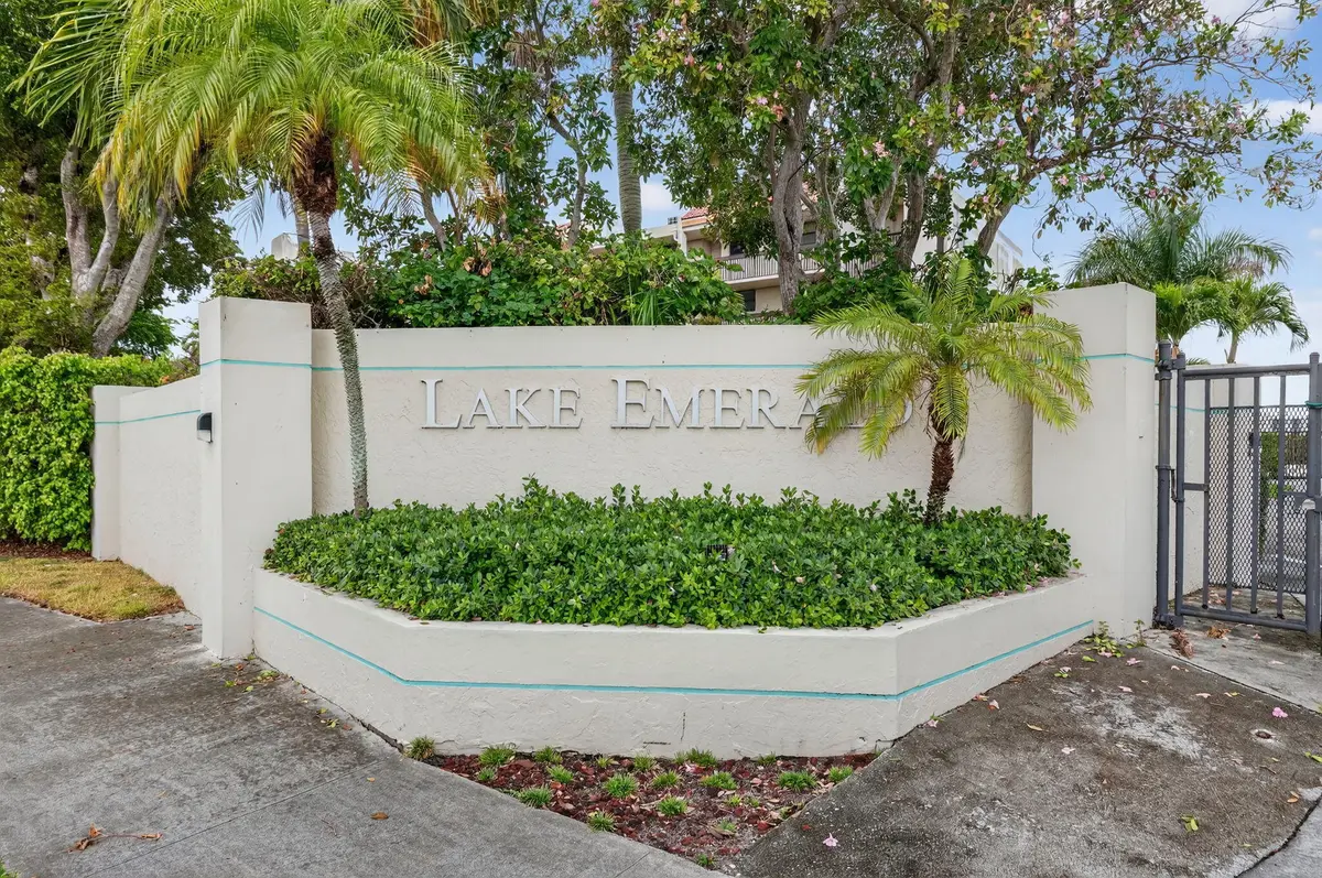 34-web-or-mls-8I8A9242 at 117 LAKE EMERALD Drive 408, Oakland Park
