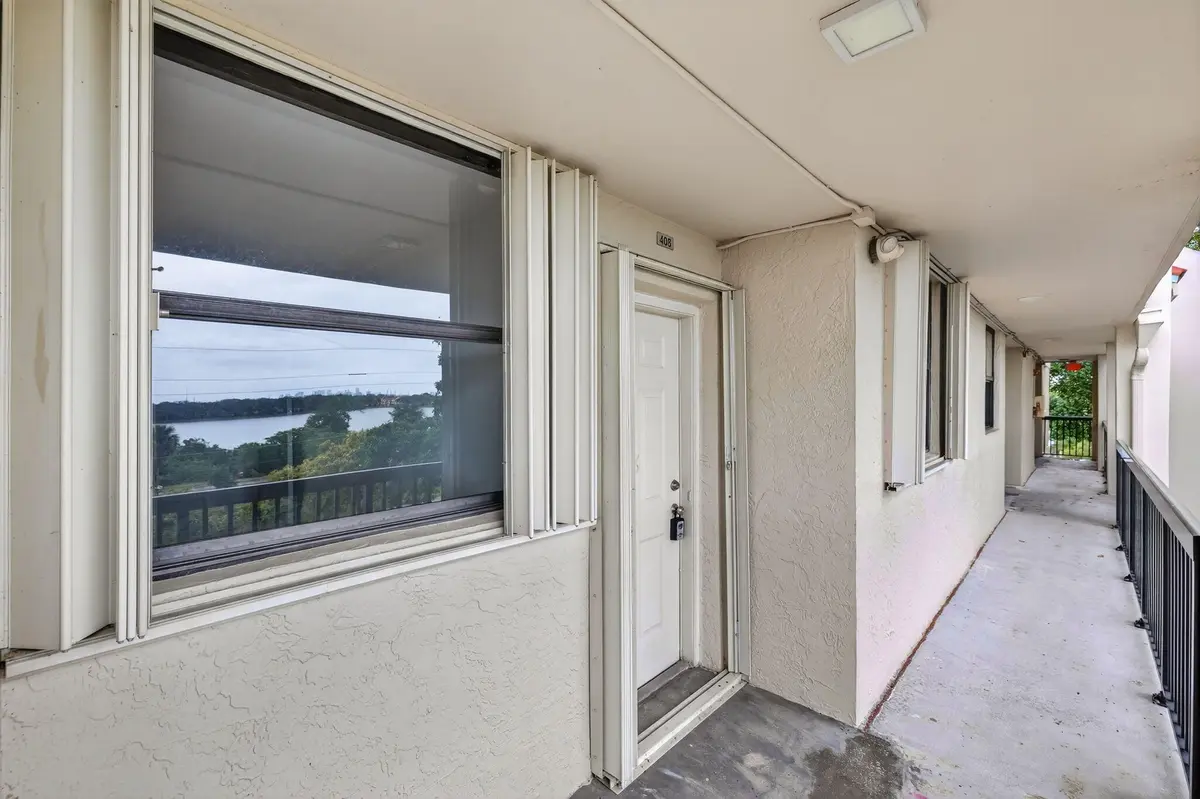 21-web-or-mls-8I8A9219 at 117 LAKE EMERALD Drive 408, Oakland Park