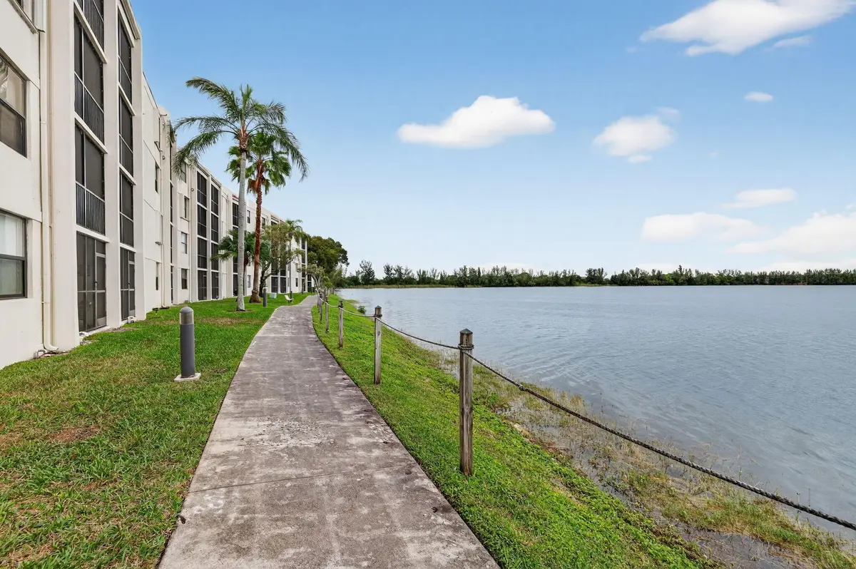 22-web-or-mls-8I8A9225 at 117 LAKE EMERALD Drive 408, Oakland Park