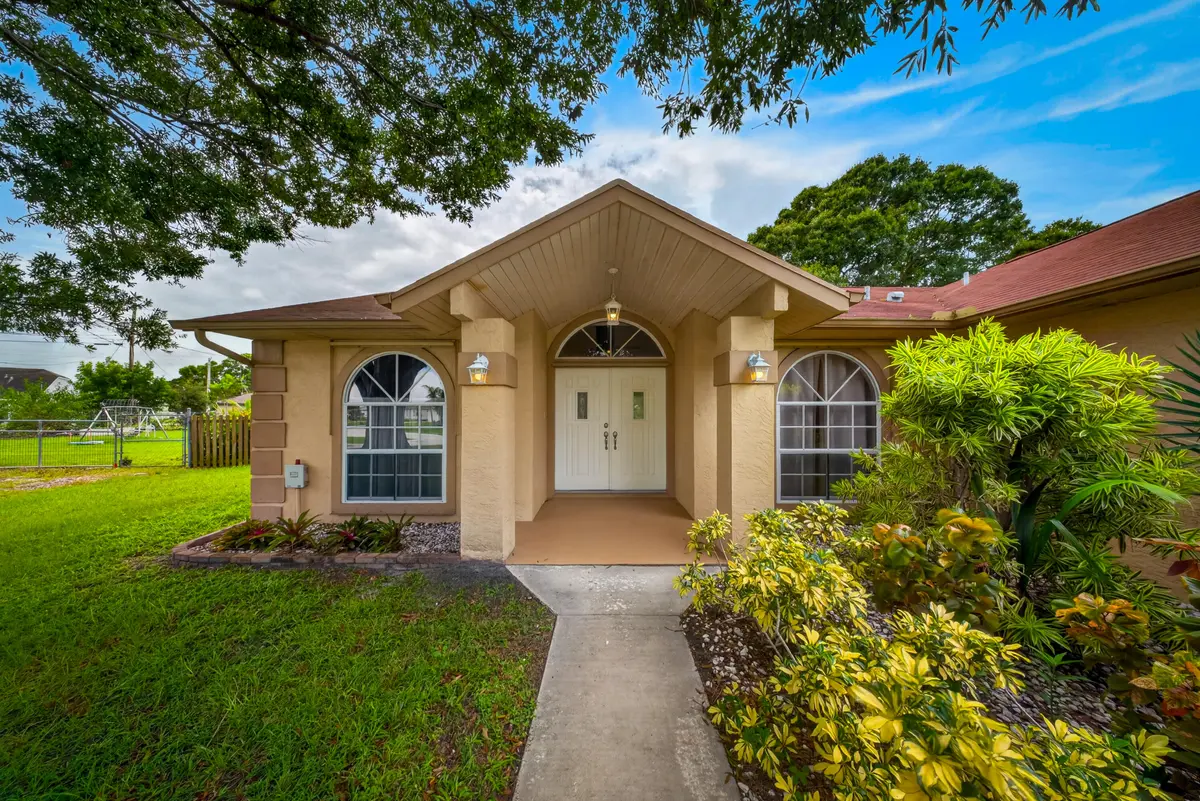 04_Frontview at 1957 SE DRANSON Circle, Port St. Lucie