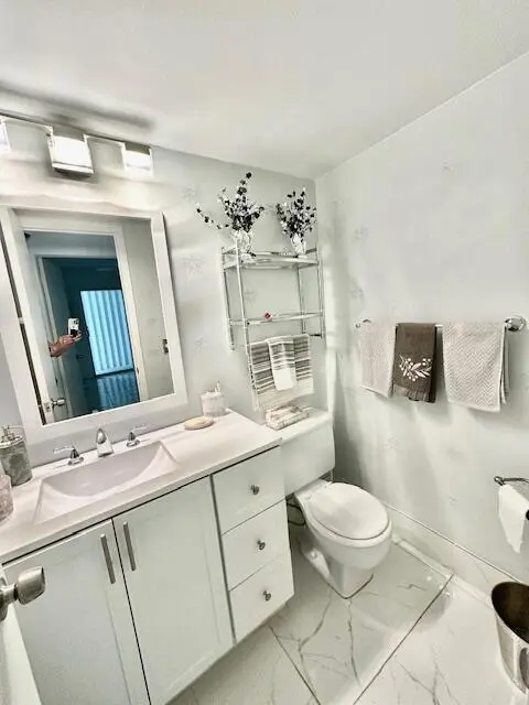 1/2 Bathroom at 14 Fanshaw A, Boca Raton