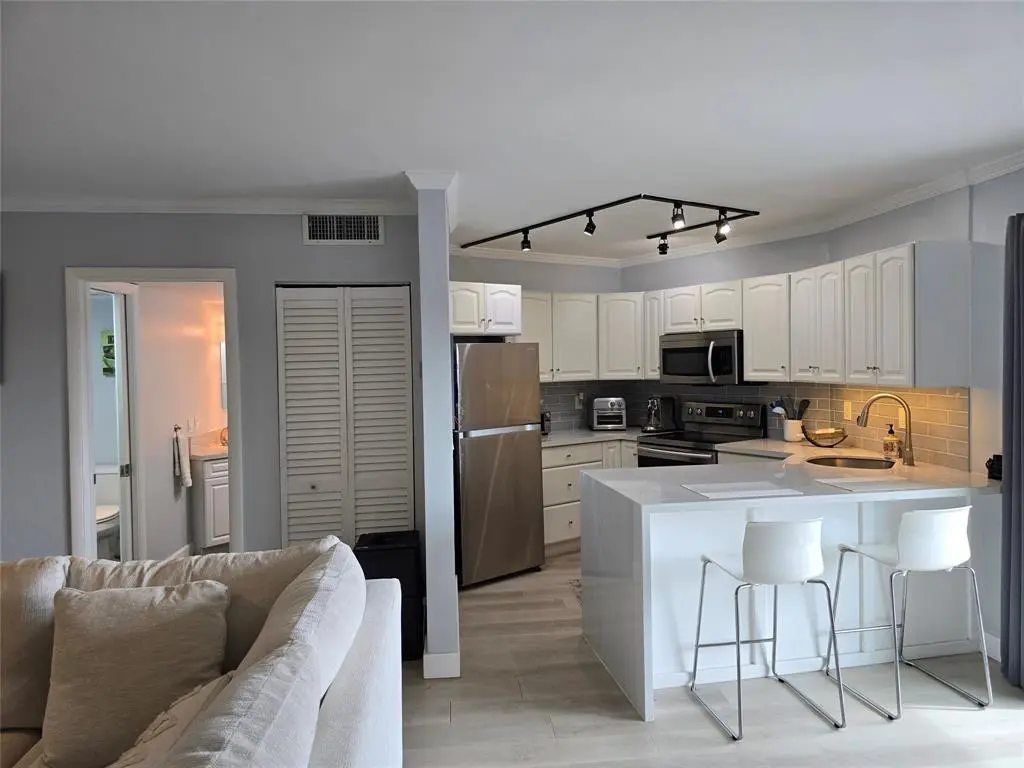 Photo 4 at 900 RIVER REACH Drive 517, Fort Lauderdale