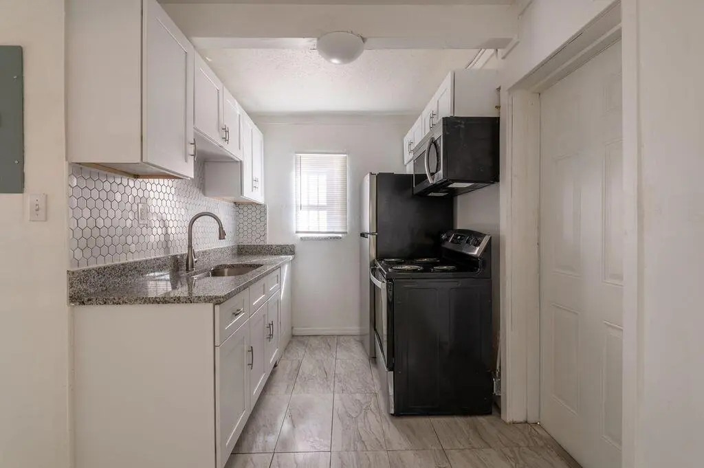 W2ynxA4A at 2516 Ave L Unit b, Fort Pierce