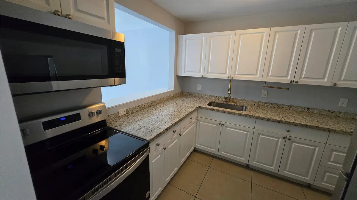 Photo 2 at 15201 NE 6TH Avenue C307, Miami