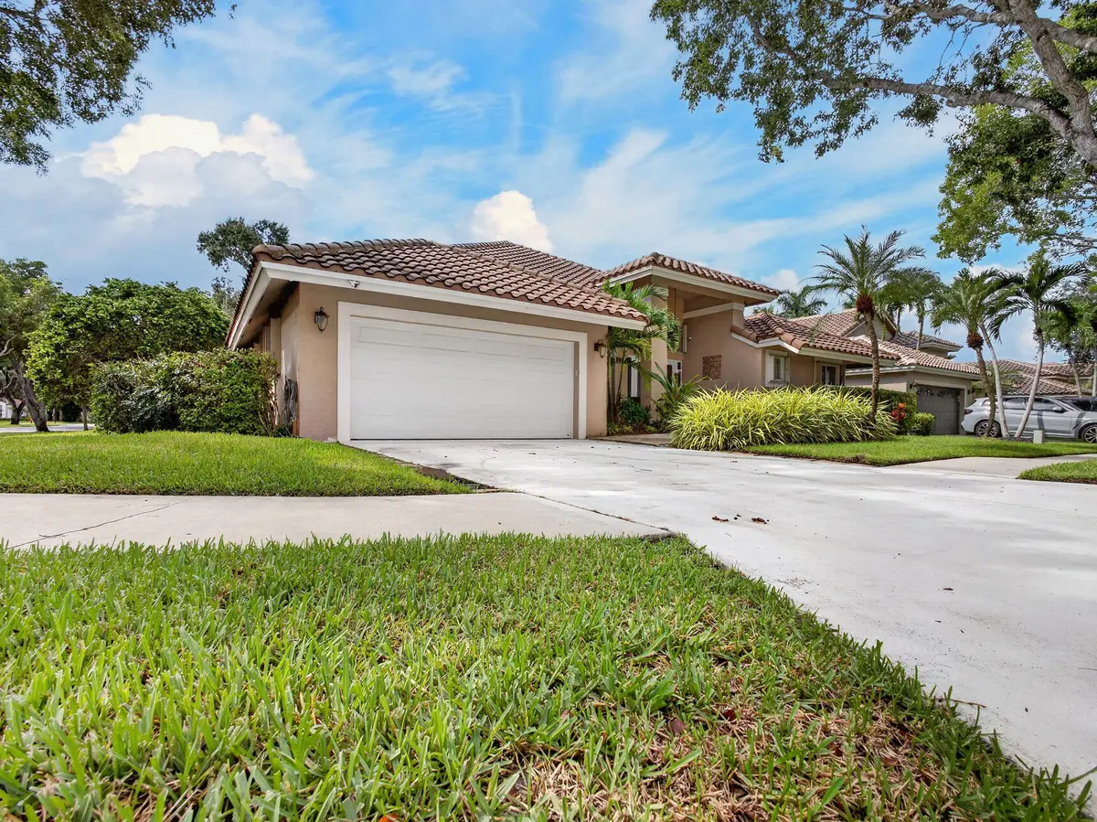 925A9208 at 832 WATERVIEW Drive, Weston