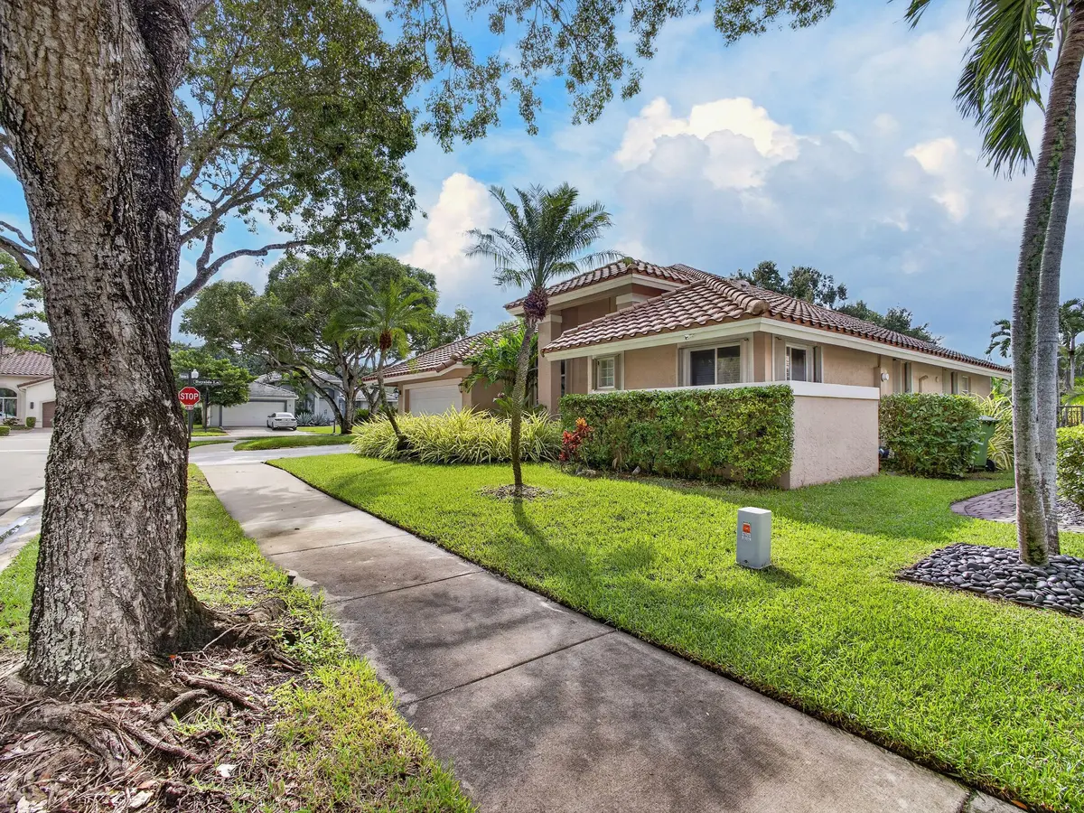 925A9233 at 832 WATERVIEW Drive, Weston