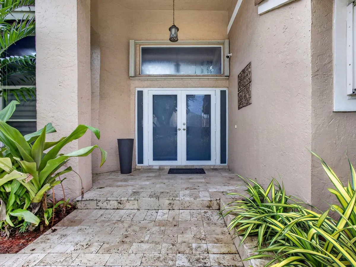 925A9253 at 832 WATERVIEW Drive, Weston