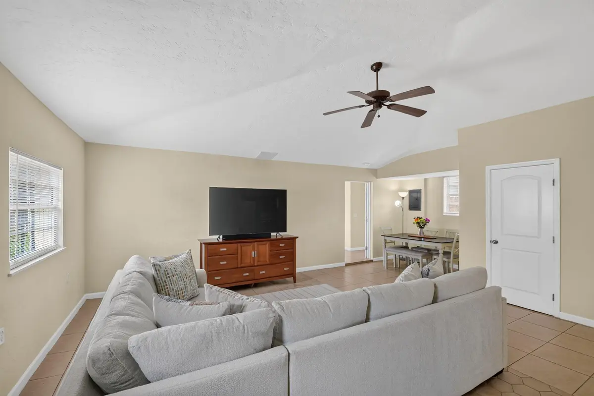Spacious living roon at 603 N Broadway, Lantana
