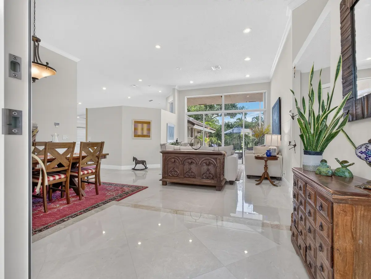 925A9395 at 832 WATERVIEW Drive, Weston