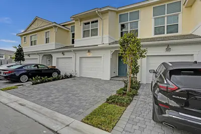 585 SANDERLING Circle, Deerfield Beach – Townhouse for rent
