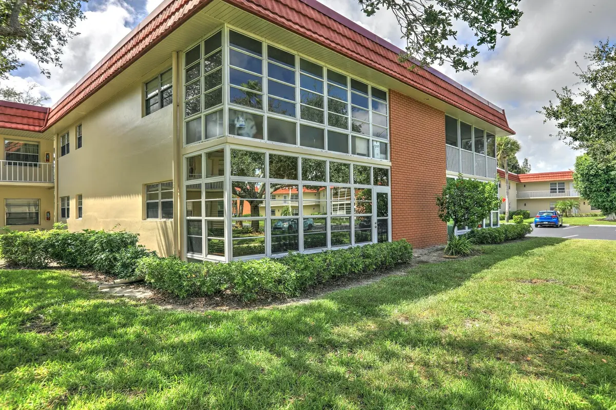 1_B2jpg at 46 WOODLAND Drive 106, Vero Beach