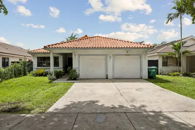 8738 NW 150th Terrace, Miami Lakes – Single Family Residence for sale