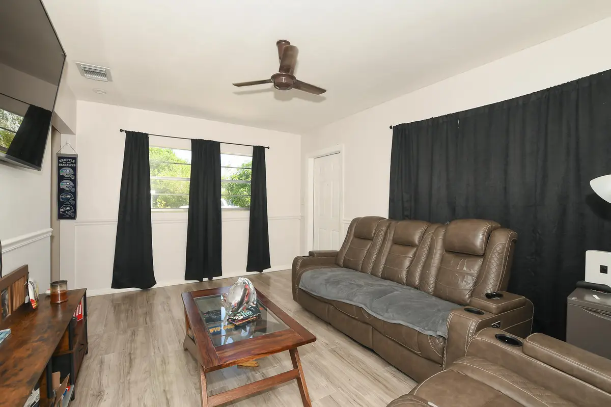 LR-7425 at 2405 3RD Avenue, Vero Beach