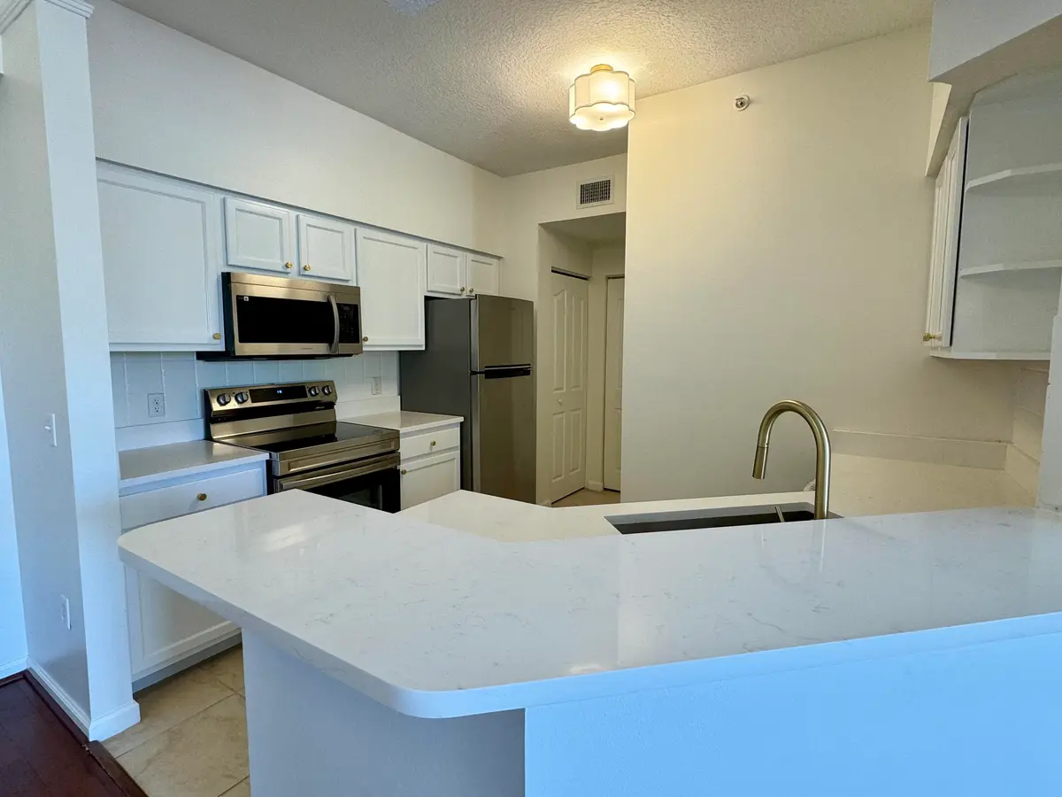 06 - Renovated Kitchen at 5306 Myrtlewood Circle, Palm Beach Gardens