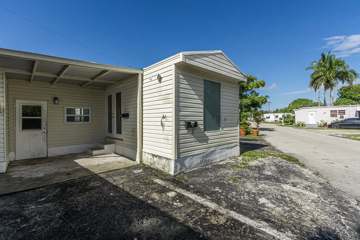 2776-4 at 2776 NW 29th Place, Oakland Park