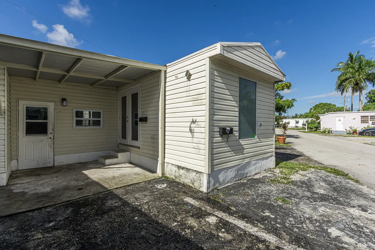 2776-5 at 2776 NW 29th Place, Oakland Park