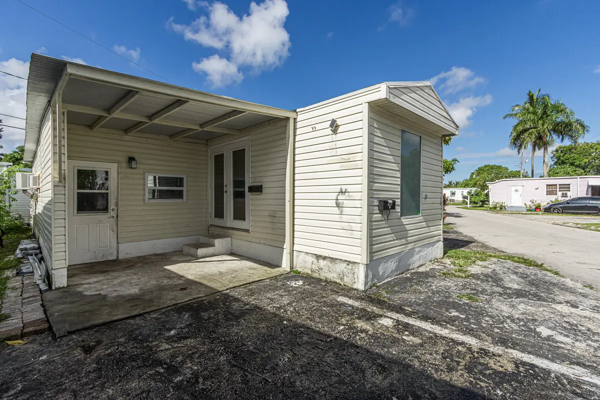 2776-8 at 2776 NW 29th Place, Oakland Park