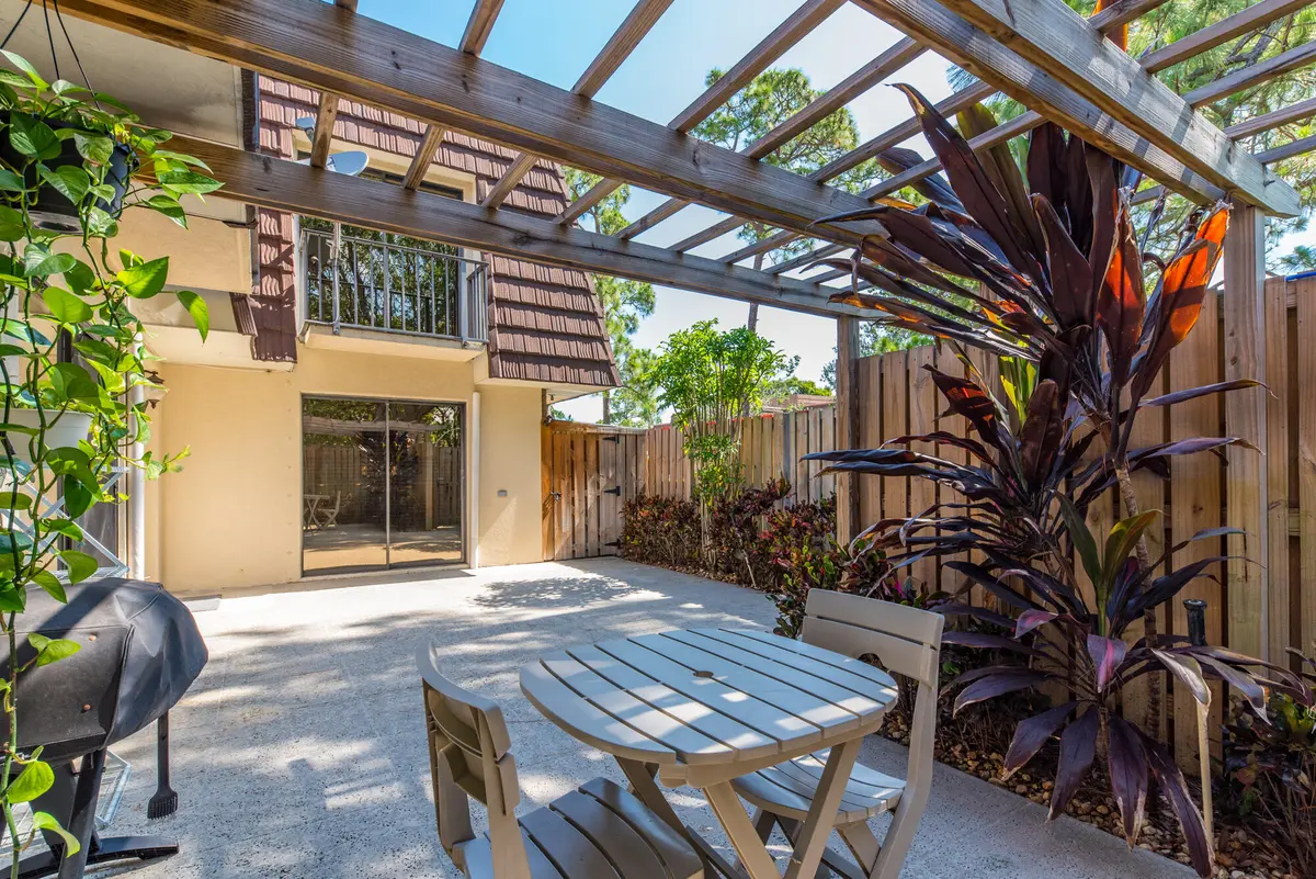 Courtyard at 717 7TH Lane, Palm Beach Gardens