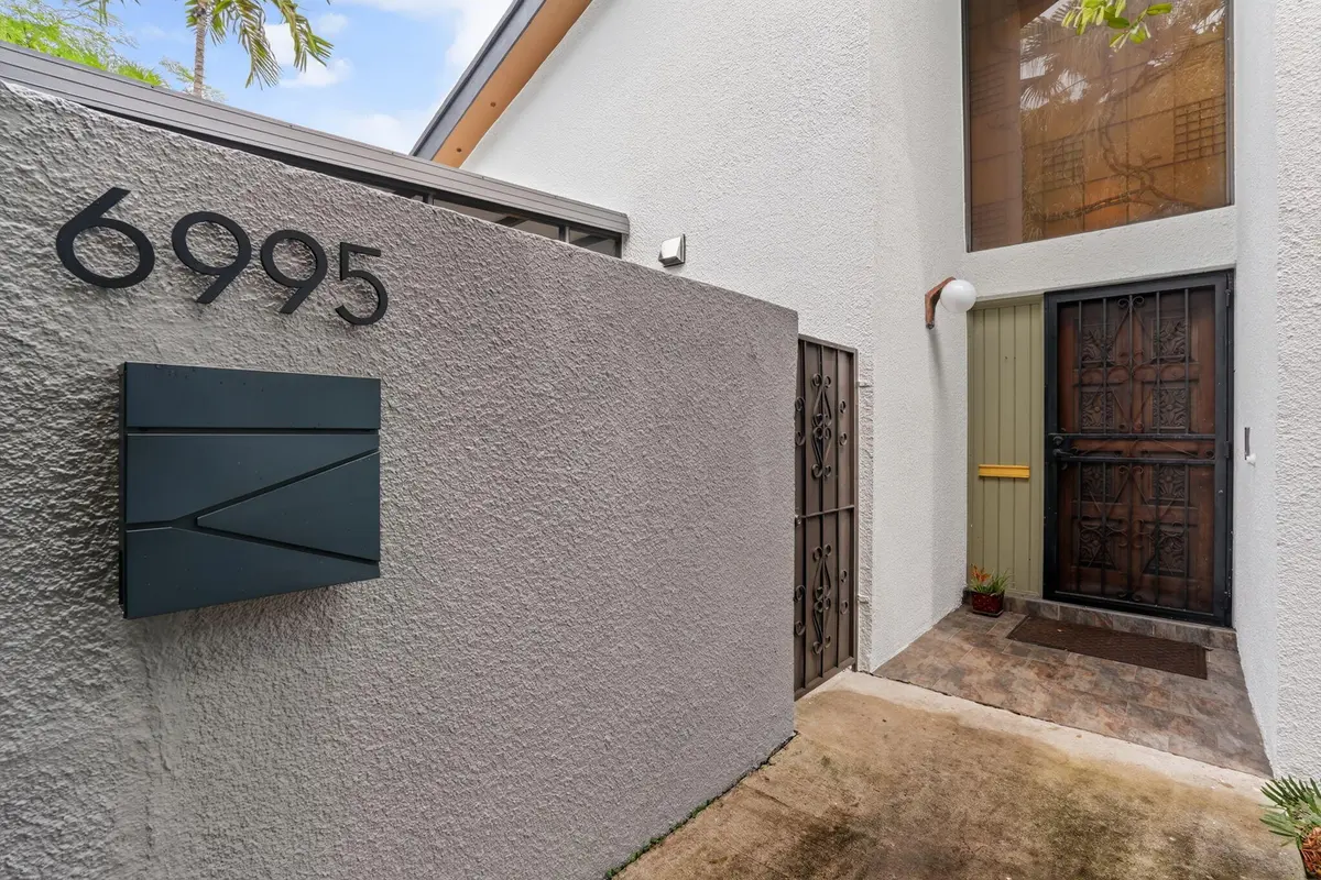 4-web-or-mls-004_DSC00529 at 6995 SW 67th Avenue, South Miami