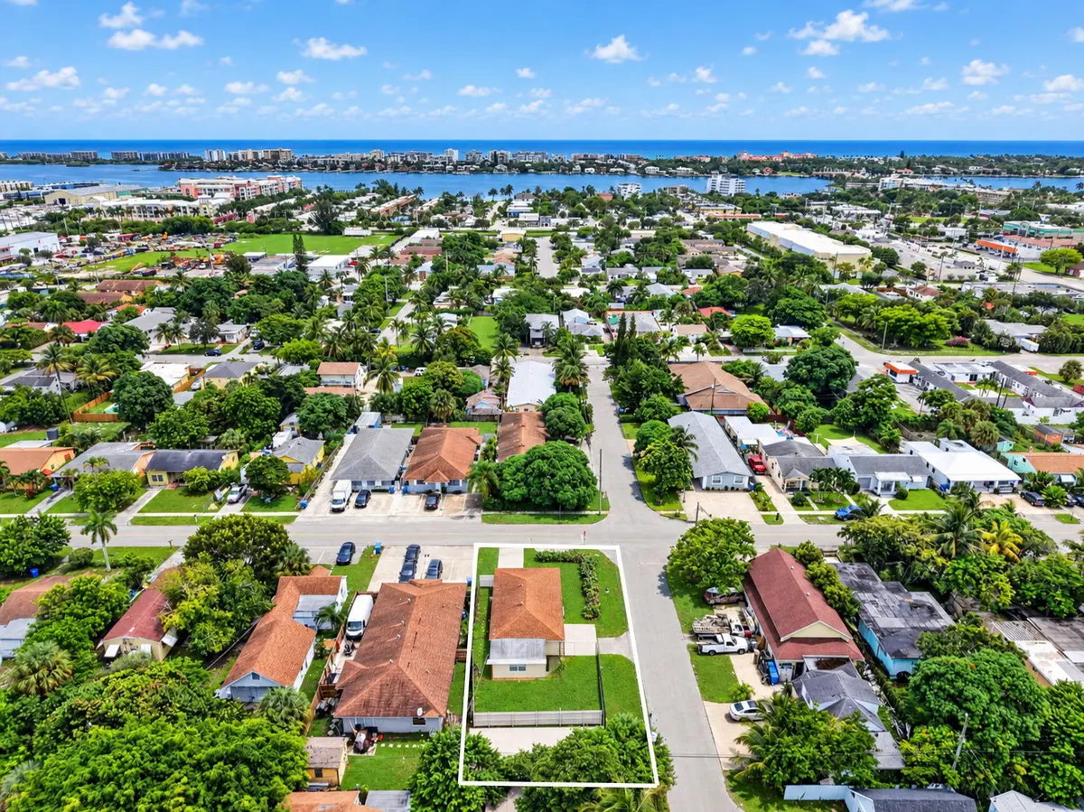 Minutes from the coast at 603 N Broadway, Lantana