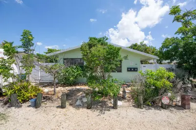 805 NE 40TH Street 1-3, Oakland Park – Triplex for sale
