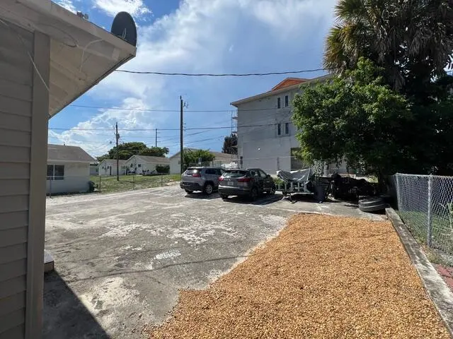 1331 parking at 1331 LONGWOOD Street, West Palm Beach
