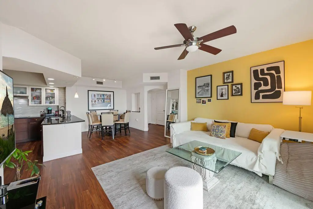 d8uNCeEQ at 100 N FEDERAL Highway 1126, Fort Lauderdale