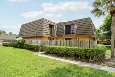 2218 22nd Way, West Palm Beach – Townhouse for sale