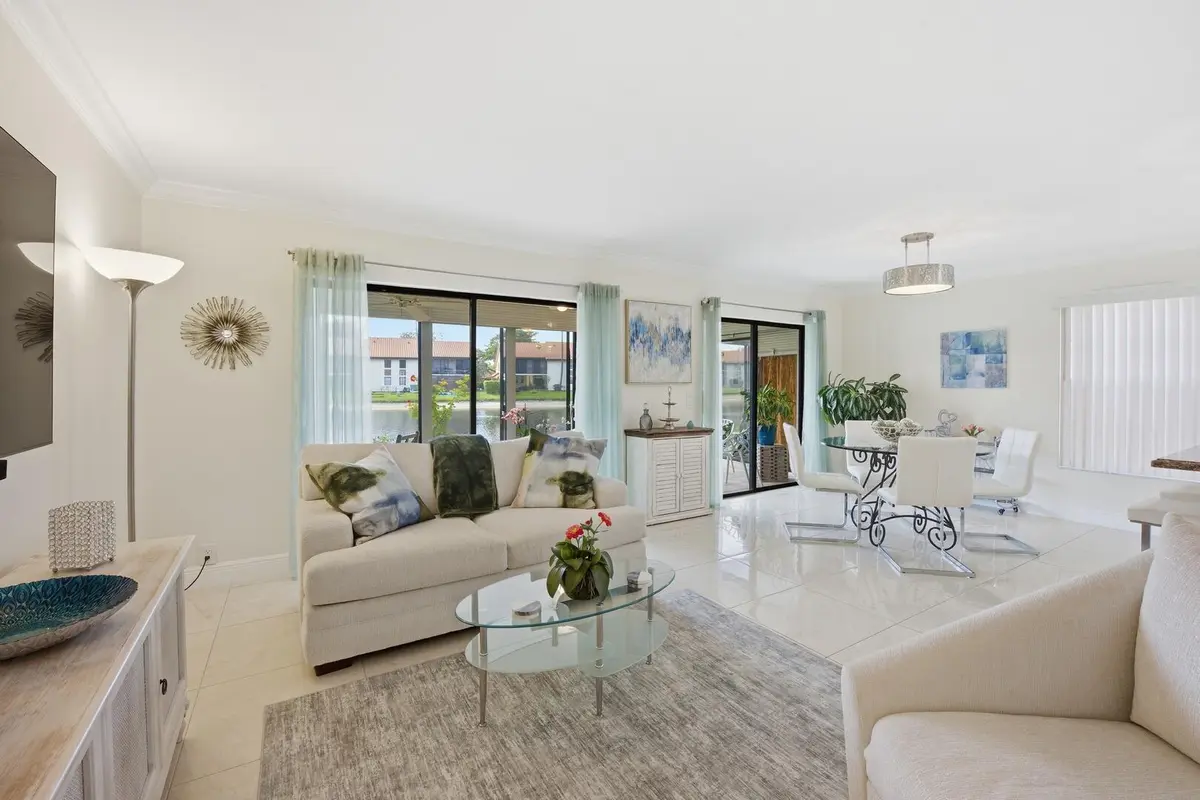 Natural Light at 10223 N CIRCLE LAKE Drive 102, Boynton Beach