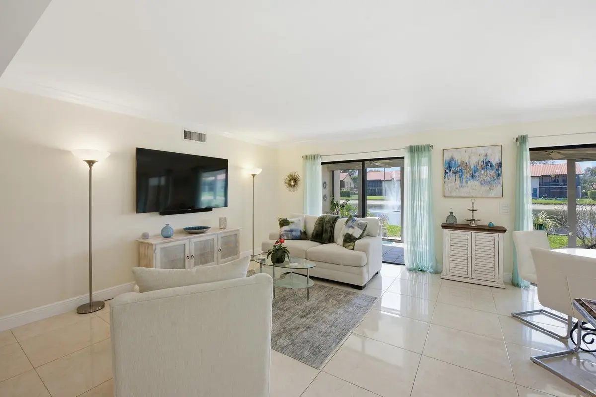 Neutral Flooring at 10223 N CIRCLE LAKE Drive 102, Boynton Beach