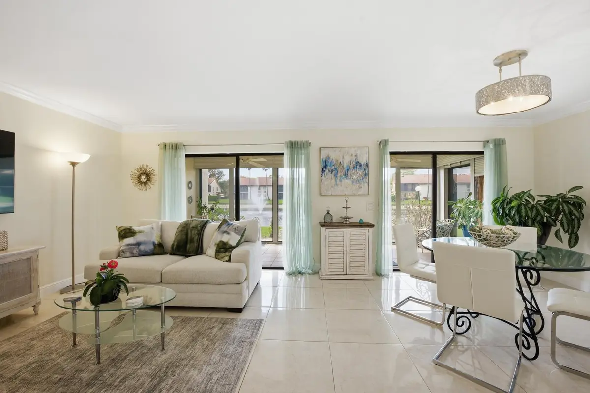 Natural light at 10223 N CIRCLE LAKE Drive 102, Boynton Beach